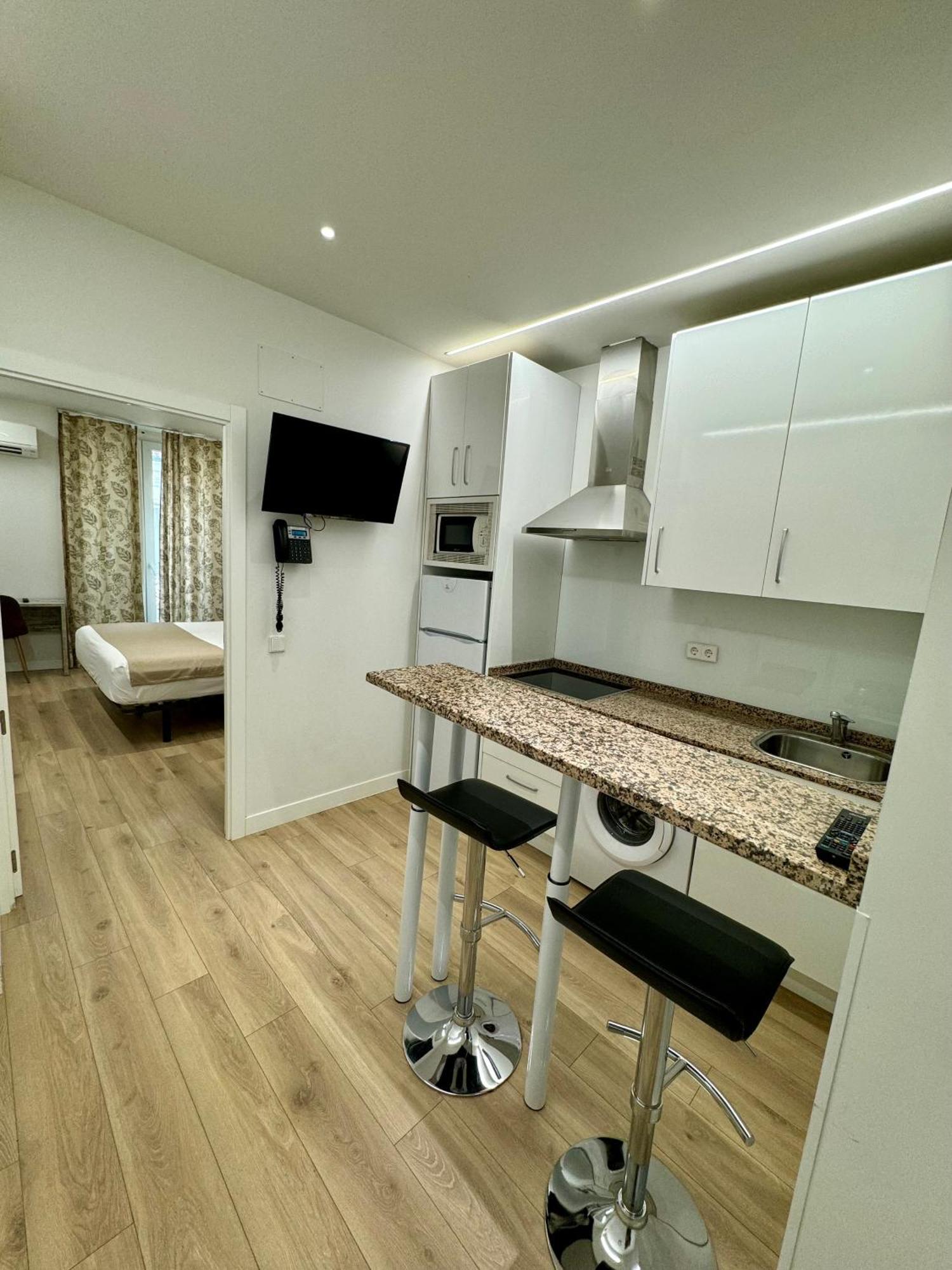 Apartamentos Apolo Madrid Bagian luar foto