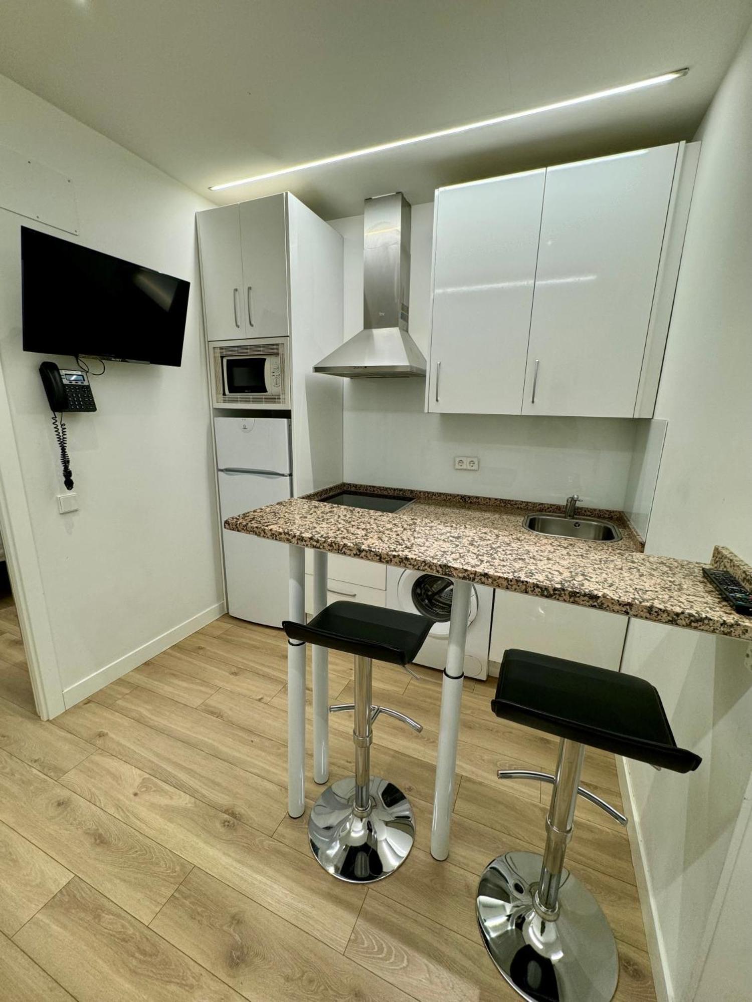 Apartamentos Apolo Madrid Bagian luar foto