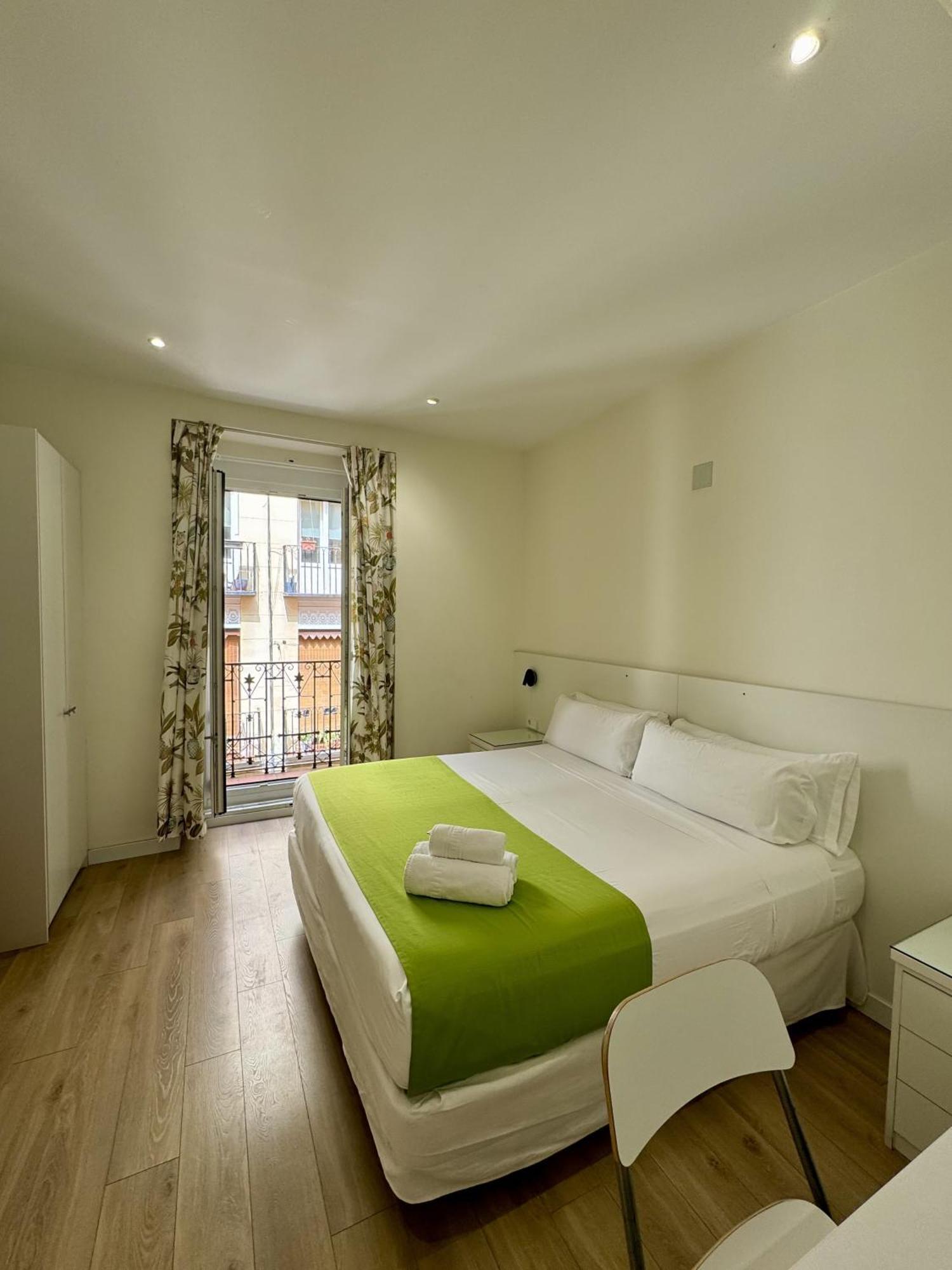 Apartamentos Apolo Madrid Bagian luar foto