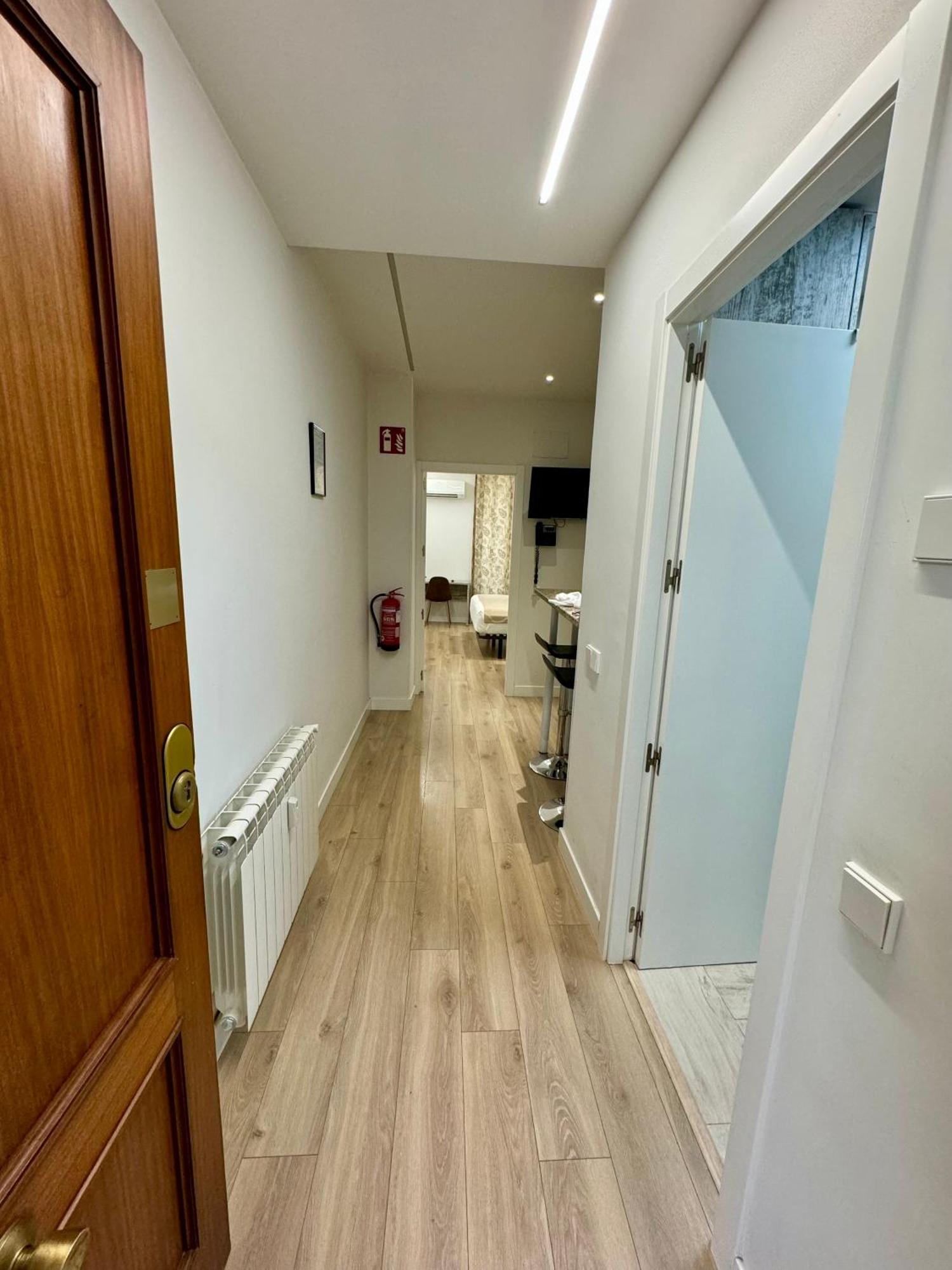 Apartamentos Apolo Madrid Bagian luar foto
