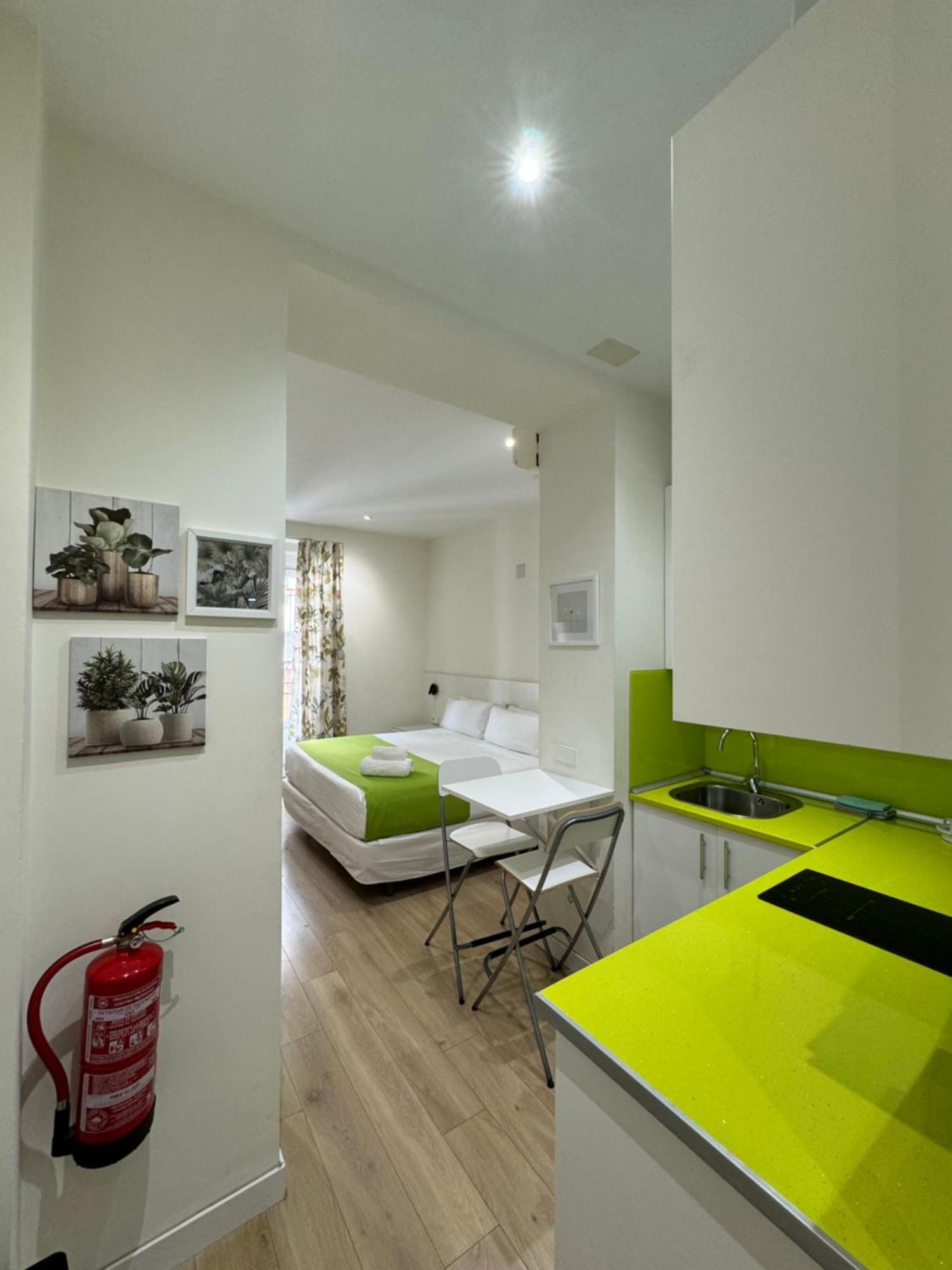 Apartamentos Apolo Madrid Bagian luar foto