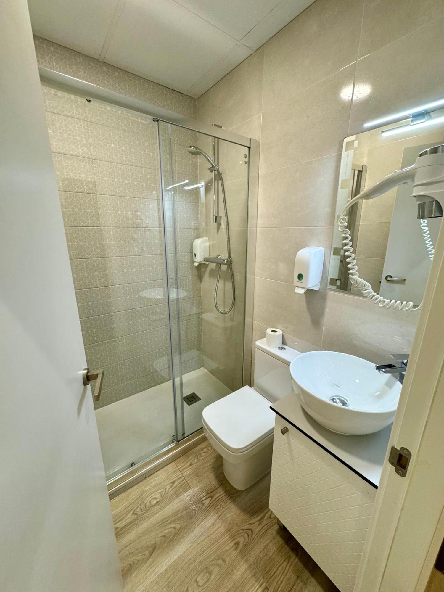 Apartamentos Apolo Madrid Bagian luar foto