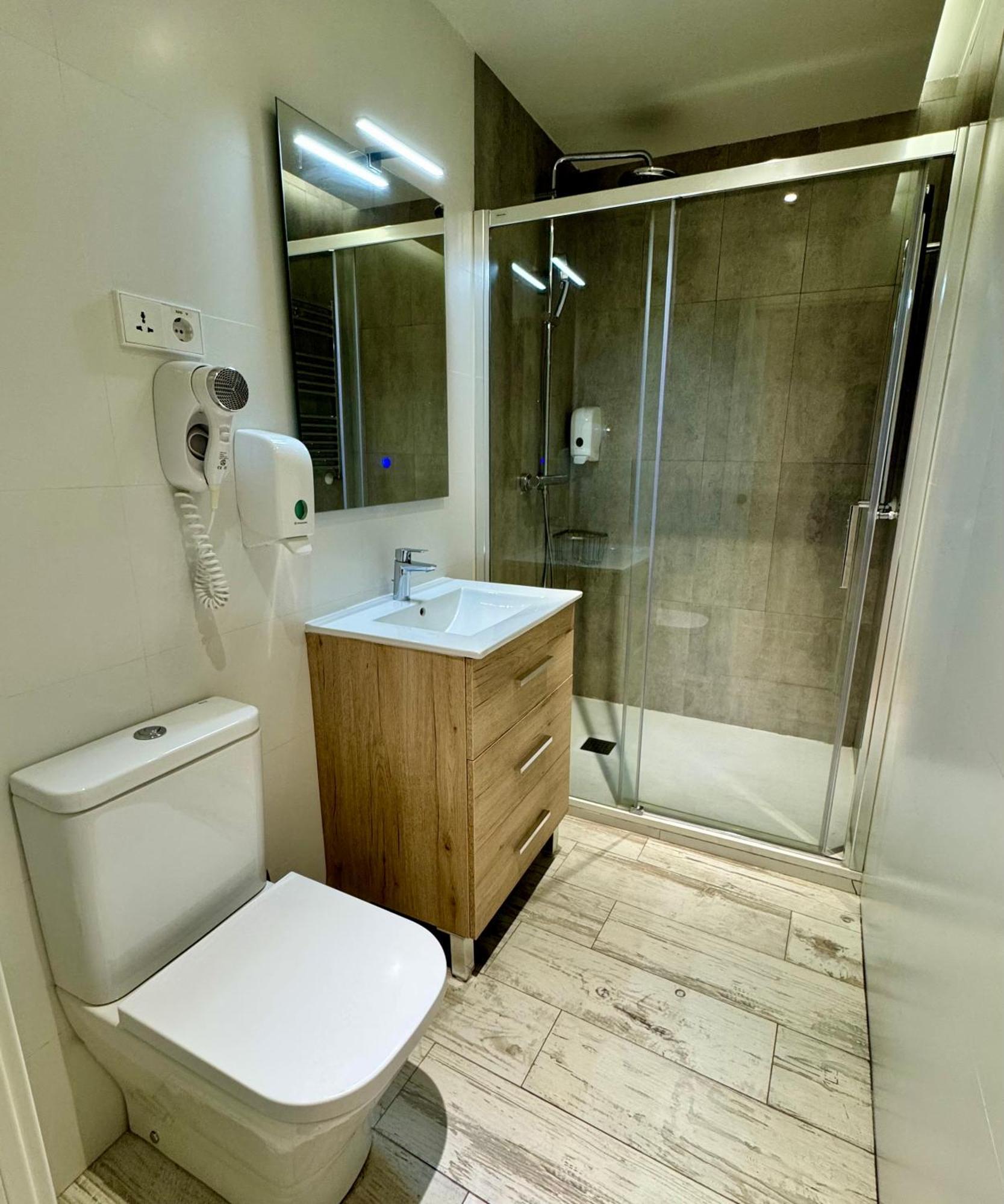 Apartamentos Apolo Madrid Bagian luar foto