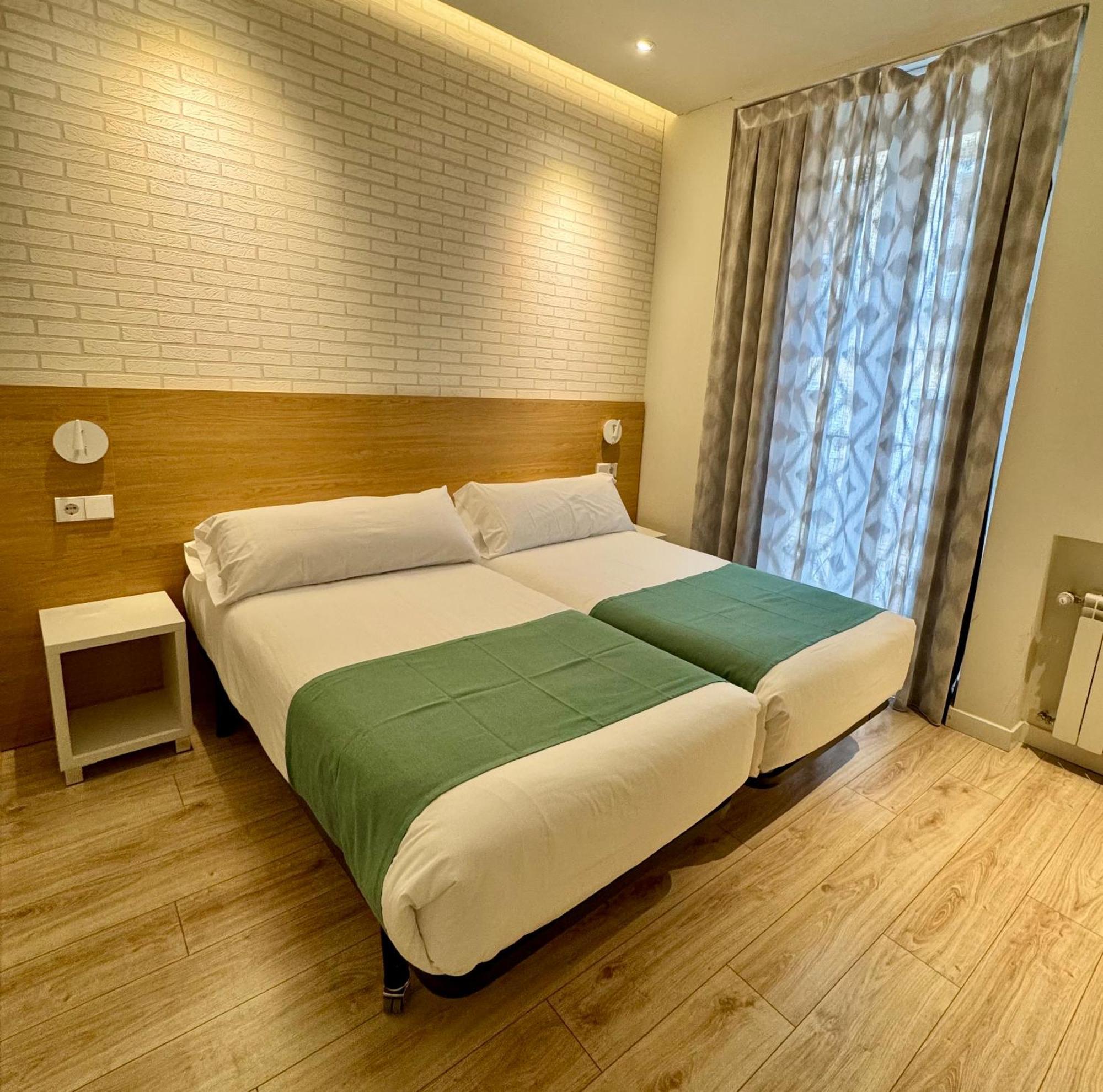 Apartamentos Apolo Madrid Bagian luar foto