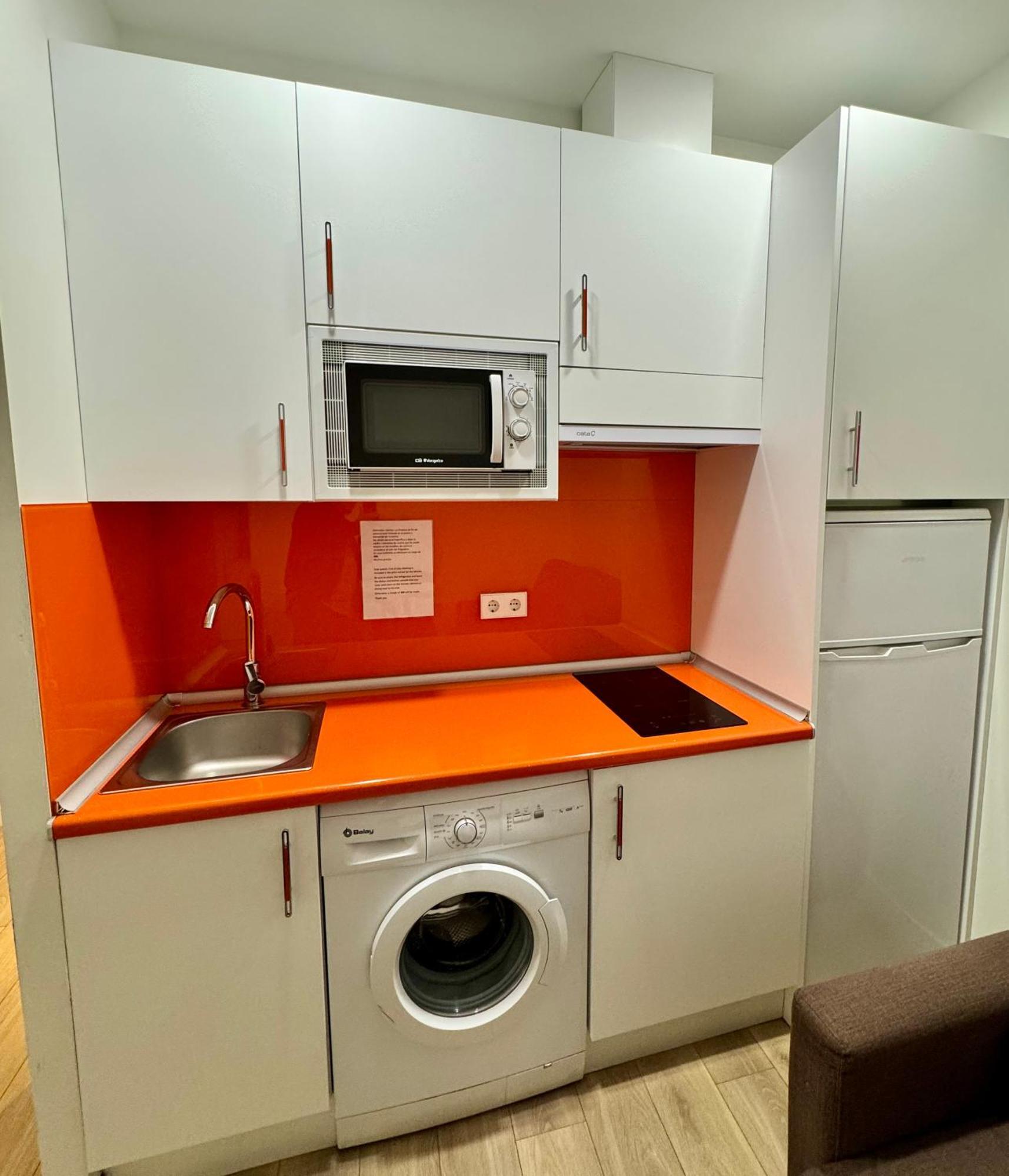 Apartamentos Apolo Madrid Bagian luar foto