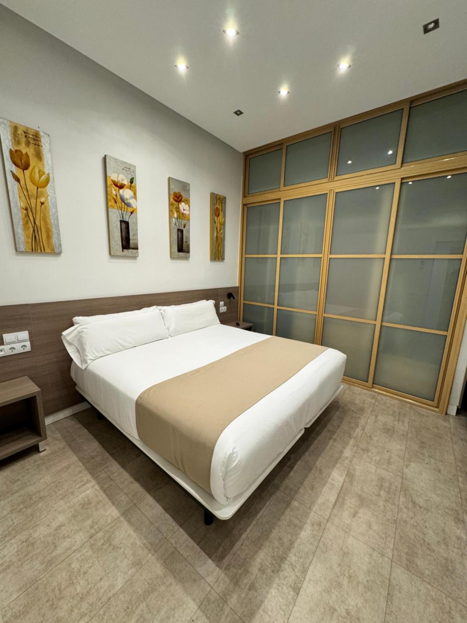 Apartamentos Apolo Madrid Bagian luar foto