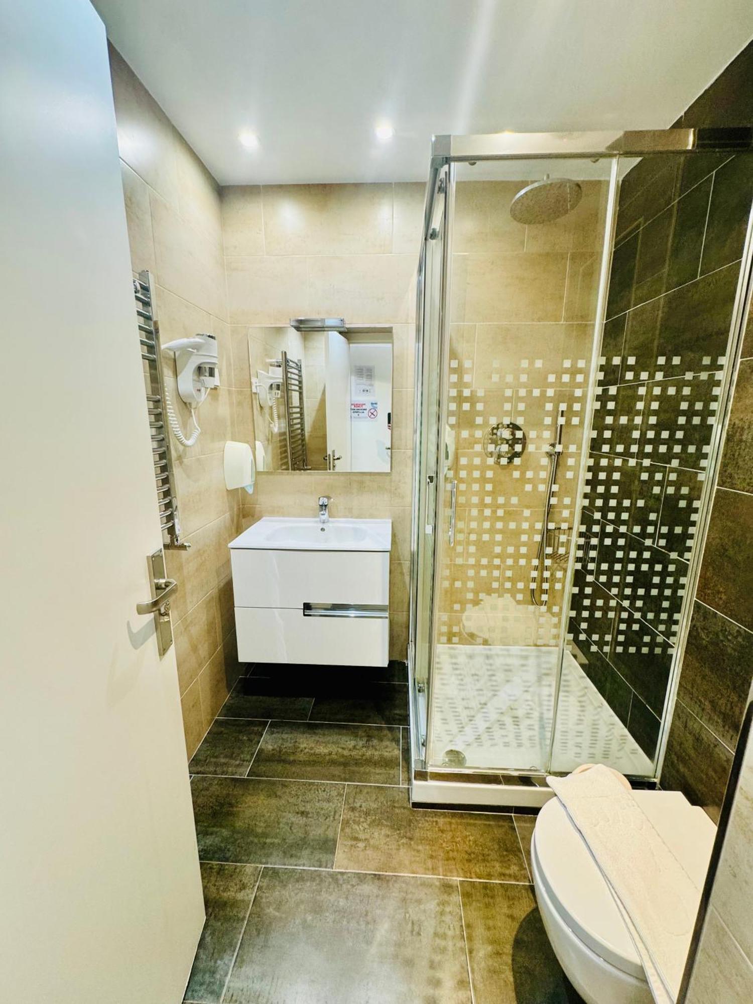 Apartamentos Apolo Madrid Bagian luar foto