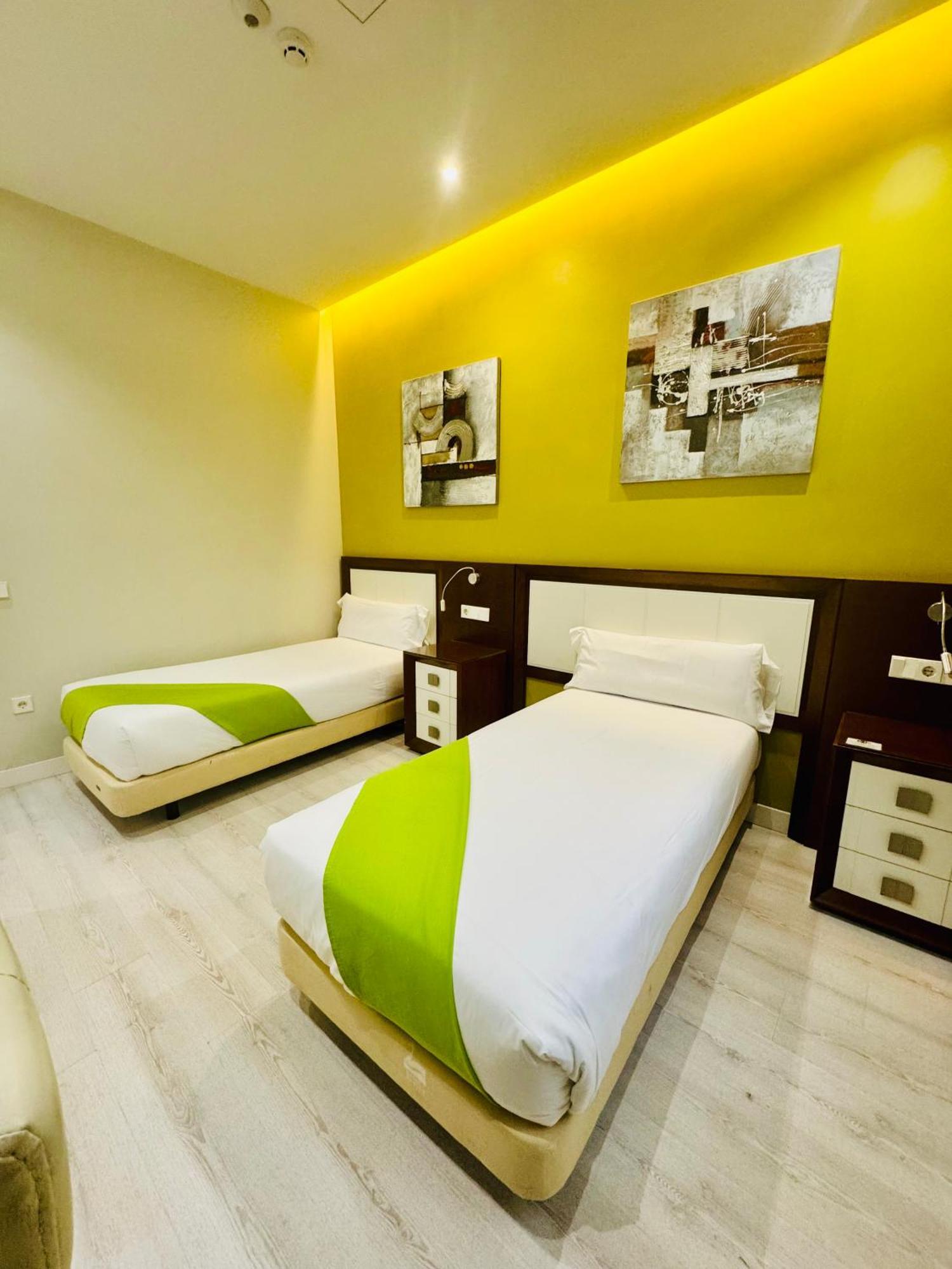 Apartamentos Apolo Madrid Bagian luar foto