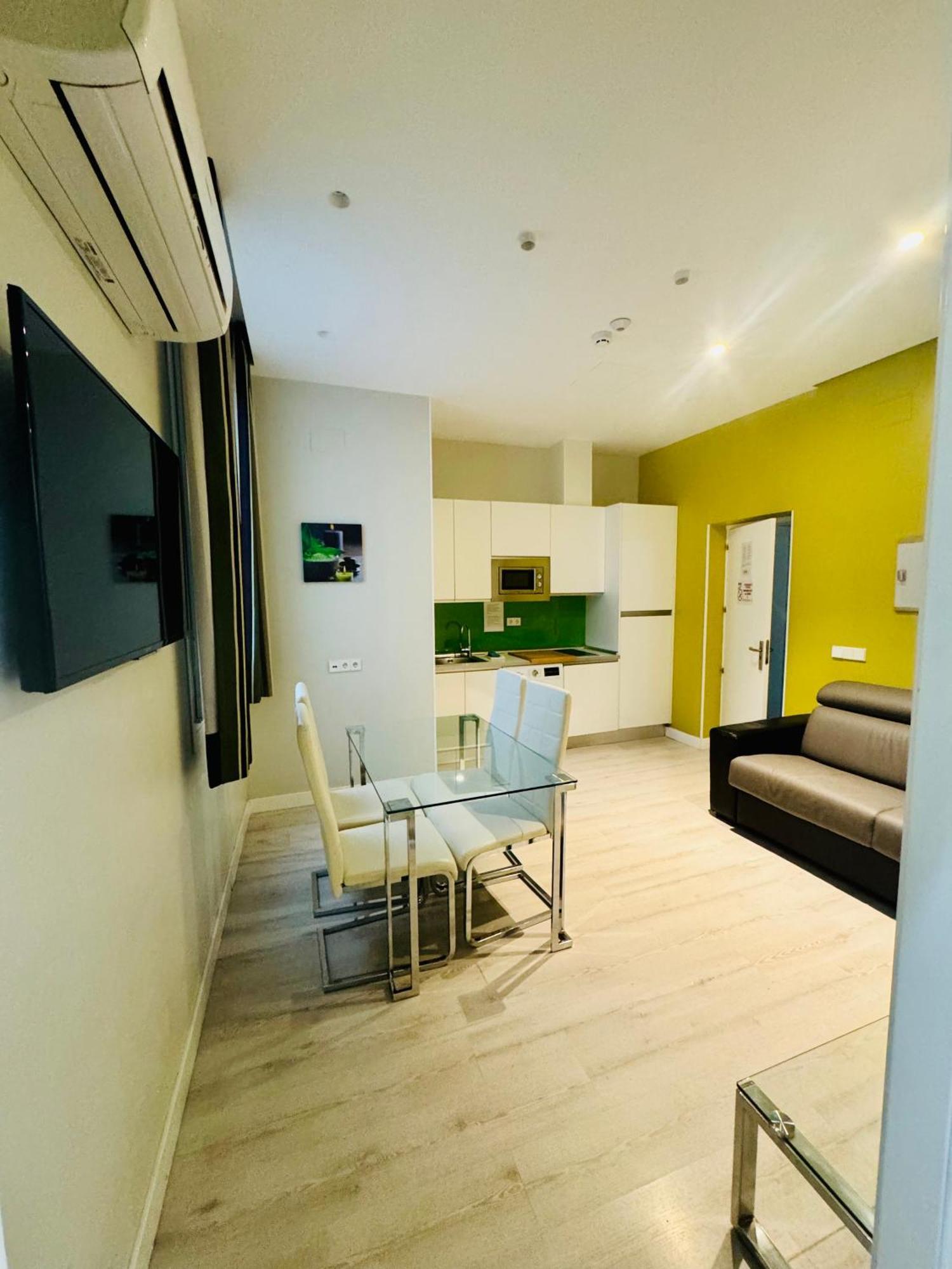 Apartamentos Apolo Madrid Bagian luar foto