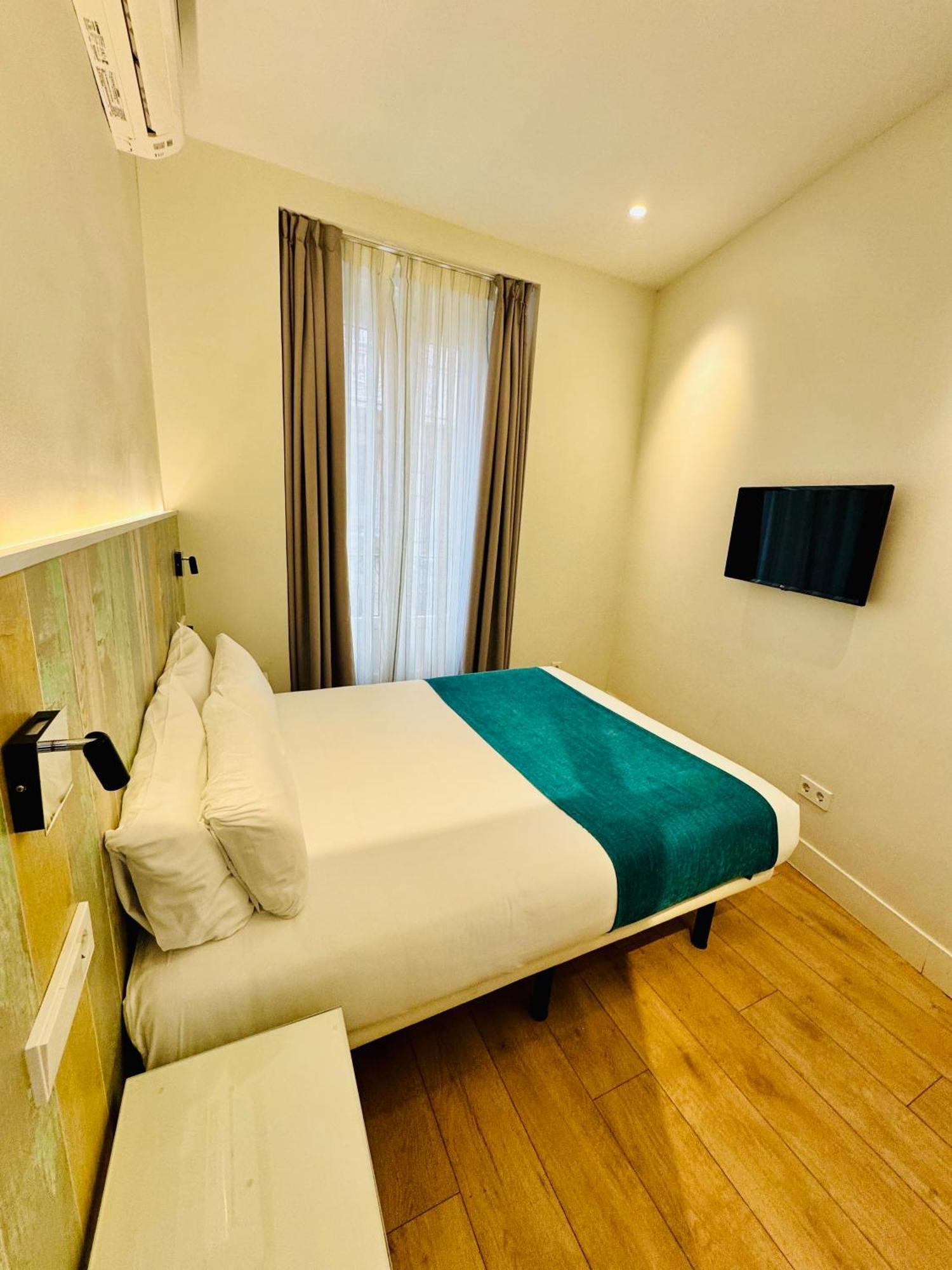 Apartamentos Apolo Madrid Bagian luar foto